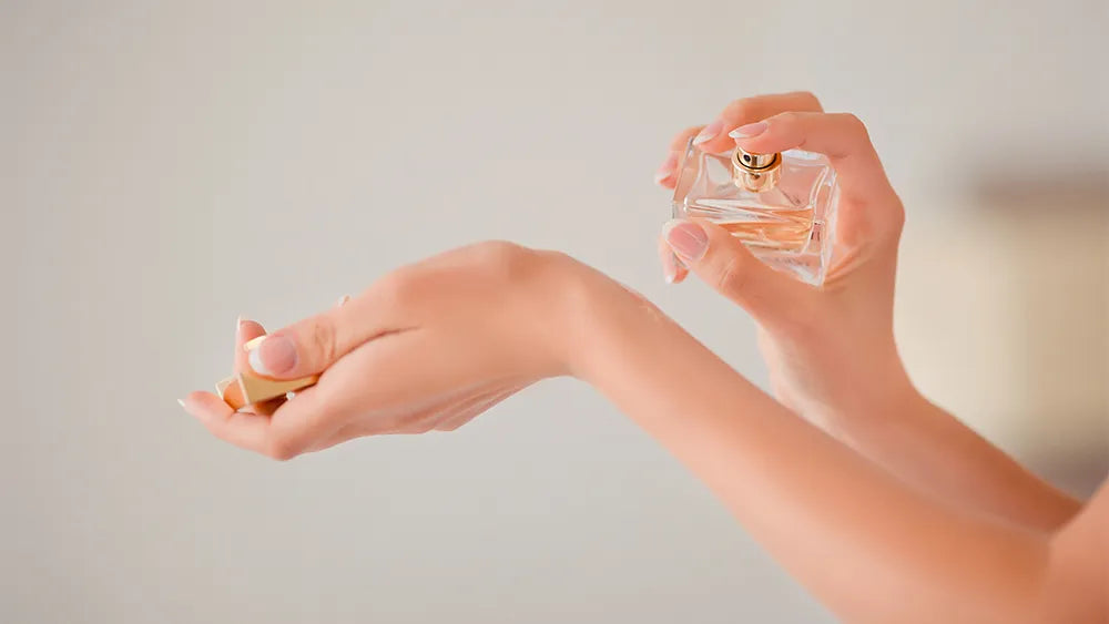 Parfum aanbrengen dat de hele dag blijft zitten